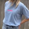 T-shirt bleu “Iconic” rose fluo