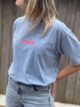 T-shirt bleu “Iconic” rose fluo
