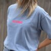 T-shirt bleu “Iconic” rose fluo