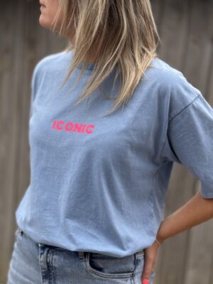 T-shirt bleu “Iconic” rose fluo