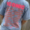 T-shirt bleu “Iconic” rose fluo