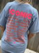 T-shirt bleu “Iconic” rose fluo